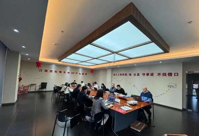 為深入貫徹中共中央、國務(wù)院印發(fā)的《國家標準化發(fā)展綱要》，落實加快數(shù)字化發(fā)展、建設(shè)數(shù)字中國的戰(zhàn)略部署，和《上海市全面推進城市數(shù)字化轉(zhuǎn)型“十四五”規(guī)劃》，推進上海城市數(shù)字化轉(zhuǎn)型標準化建設(shè)，數(shù)造科技積極響應(yīng)這一號召，成為上海市浦東新區(qū)第一批試點數(shù)字化改造企業(yè)之一，并順利通過驗收。  圖片  圖片  圖片  圖片  圖為上海市城市數(shù)字化轉(zhuǎn)型工作領(lǐng)導(dǎo)小組部分領(lǐng)導(dǎo)和南匯工業(yè)園區(qū)領(lǐng)導(dǎo)、上海數(shù)造領(lǐng)導(dǎo)班子成員參加數(shù)字化改造驗收答辯  圖片  參觀上海數(shù)造大廳的數(shù)字化制造“黑湖小工單”生產(chǎn)工序看板  數(shù)造科技自成立之初，創(chuàng)始人趙毅博士就以“數(shù)造”為企業(yè)命名，蘊含數(shù)字化制造和變革的深遠意義，與此時政府推進聚焦制造業(yè)與數(shù)字化改造深度融合。未來，數(shù)造科技將不斷提升公司智能化、數(shù)字化、信息化改造力度，全面提升公司綜合管理和運營水平，著力實現(xiàn)智能制造高質(zhì)量發(fā)展。